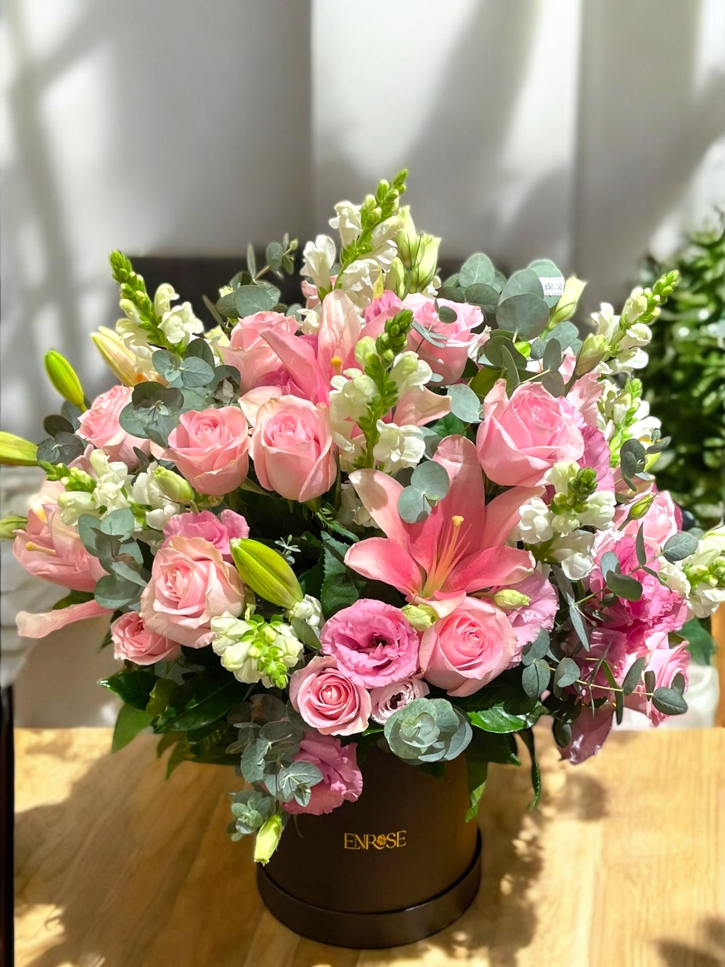 Arranjo Premium com Rosas, Lírios e Lisianthus em Caixa Cilíndrica ENROSE | Luxo Floral