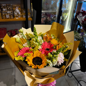 Buquê vibrante de girassóis e flores mistas