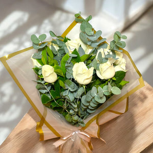 Buquê de Rosas Colombianas Brancas com Eucalipto – Doze Rosas em Embalagem Luxuosa