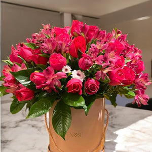 Arranjo Luxuoso com Rosas e Alstroemerias em Caixa ENROSE