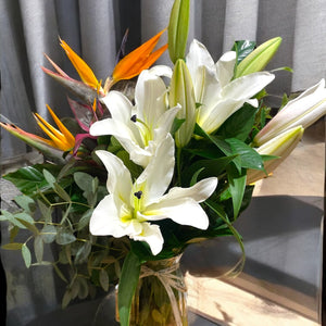Arranjo Elegante com Lírios Brancos e Ave-do-Paraíso em Vaso de Vidro | ENROSE