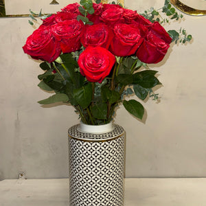 Arranjo Clássico de Rosas Vermelhas com Vaso de Porcelana