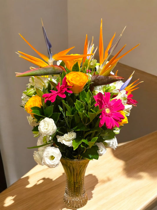 Arranjo Tropical com Ave-do-Paraíso, Rosas e Lisianthus na Vaso de Vidro