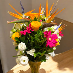 Arranjo Tropical com Ave-do-Paraíso, Rosas e Lisianthus na Vaso de Vidro