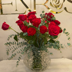 Arranjo Clássico com 50 Rosas Vermelhas colombianas e Vaso de Cristal