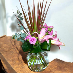 Arranjo Floral Sofisticado em Vaso de Vidro com Design Moderno