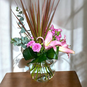 Arranjo Floral Sofisticado em Vaso de Vidro com Design Moderno