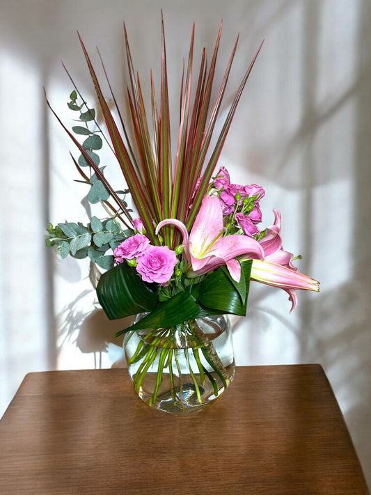 Arranjo Floral Sofisticado em Vaso de Vidro com Design Moderno