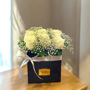 Arranjo de Rosas Brancas em Caixa Luxuosa