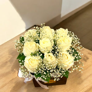 Arranjo de Rosas Brancas em Caixa Luxuosa