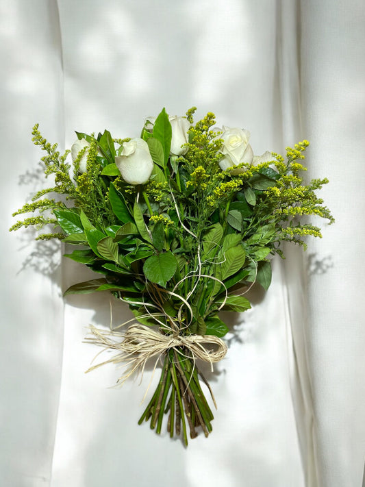 Buquê com 12 Rosas Brancas Colombianas