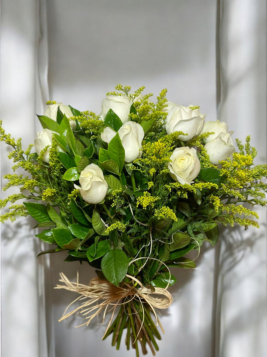 Buquê com 12 Rosas Brancas Colombianas