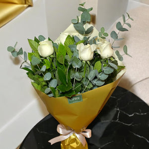 Buquê com 6 Rosas Colombianas Brancas e Eucalipto – Elegância Natural