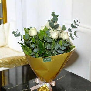 Buquê com 6 Rosas Colombianas Brancas e Eucalipto – Elegância Natural
