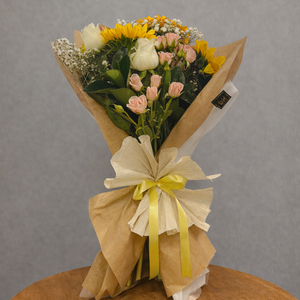 Buquê Misto com Girassol, Rosas e Mini Rosas