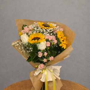 Buquê Misto com Girassol, Rosas e Mini Rosas