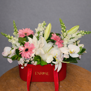 Arranjo Floral Luxuoso em Bolsa Elegante