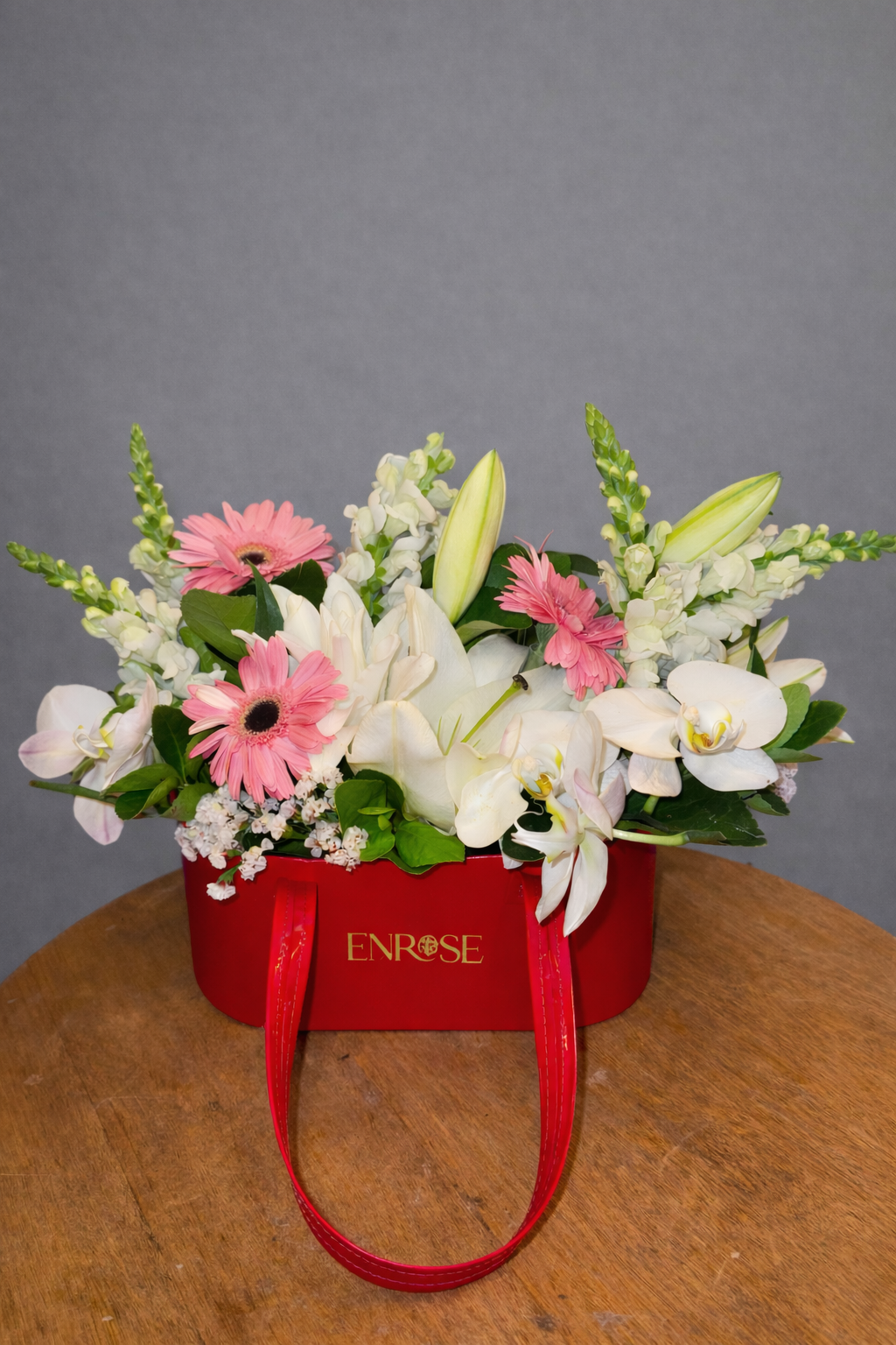 Arranjo Floral Luxuoso em Bolsa Elegante