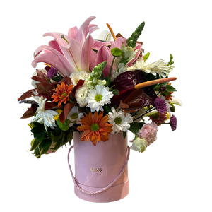 Arranjo de Lírios e Flores Variadas em Caixa Rosa - Charme e Delicadeza