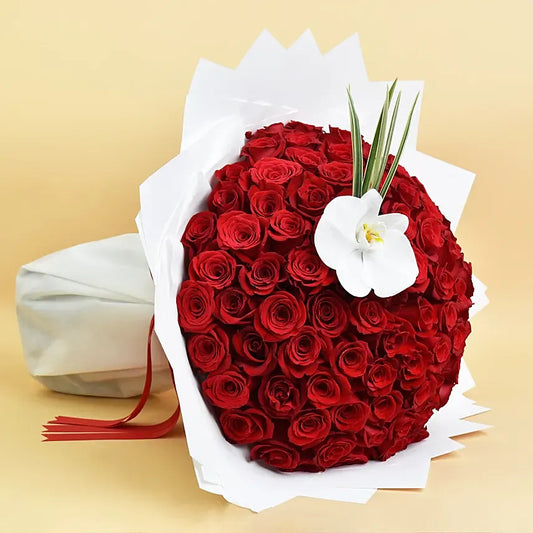 Espírito Romântico: Buquê de 100 Rosas Vermelhas com uma Orquídea