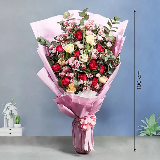 Amor e Elegância: Buquê de Flores de 100 cm em Vermelho e Rosa
