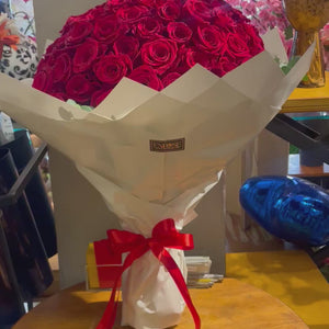 Paixão Flor: Buquê Deslumbrante com 100 Rosas Vermelhas Colombianas